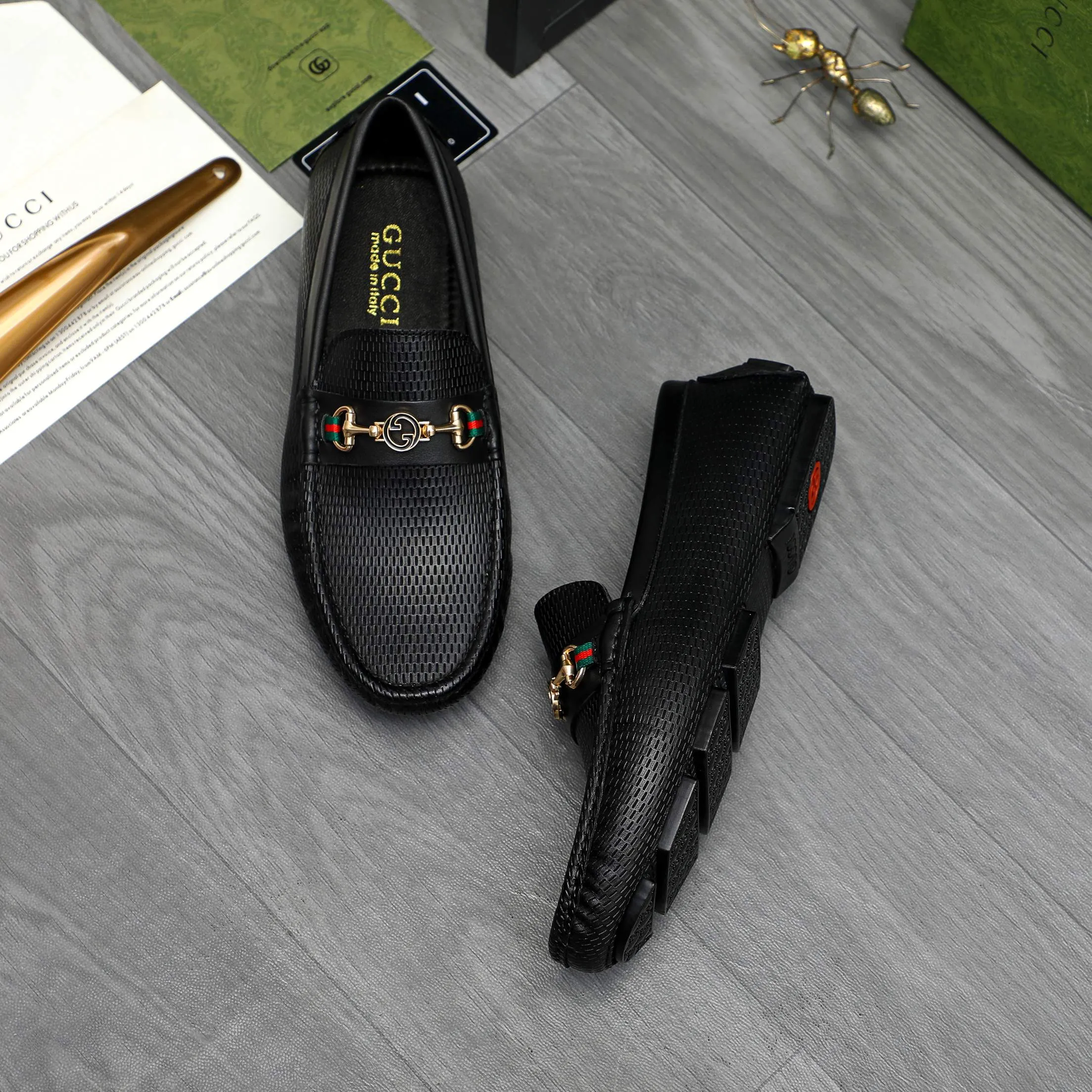 P420 Product trademark: GUCCI (Gucci) casual slip-on men's shoes Regular size: 38-44 Product materials: Selected hollow cowhide upper, sheepskin lining, original rubber outsole